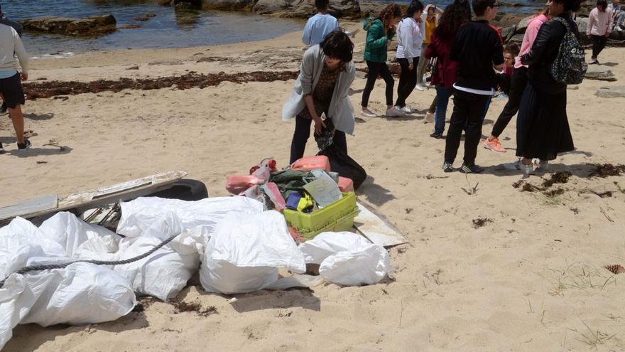 La OPP-20 reparte más de 700 ceniceros para evitar la contaminación de las colillas en playas de A Illa