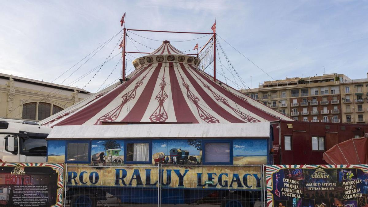 Los circos inauguran sus carpas en el «superviernes» del día 1 | FOTOS DE GERMÁN CABALLERO