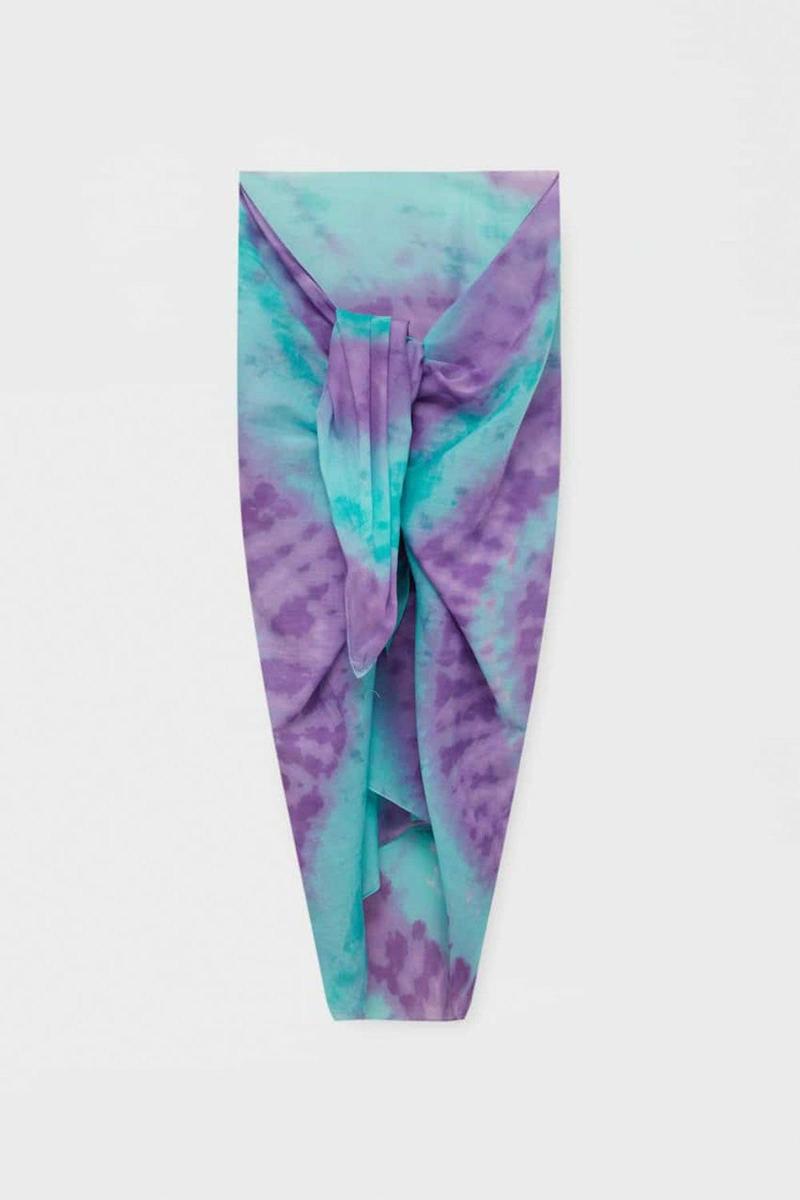 Pareo tie-dye de Pull&amp;Bear (precio: 15,99 euros)