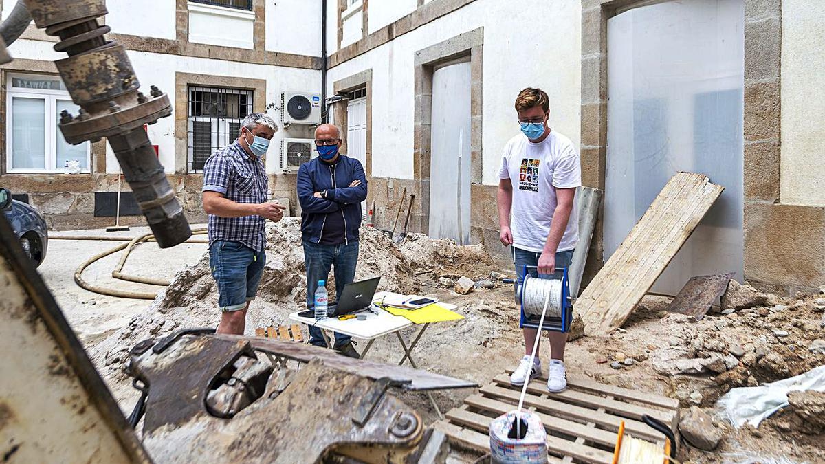 Baltar, en el centro, durante las últimas prospecciones de agua termal en la Diputación de Ourense. |   // FDV