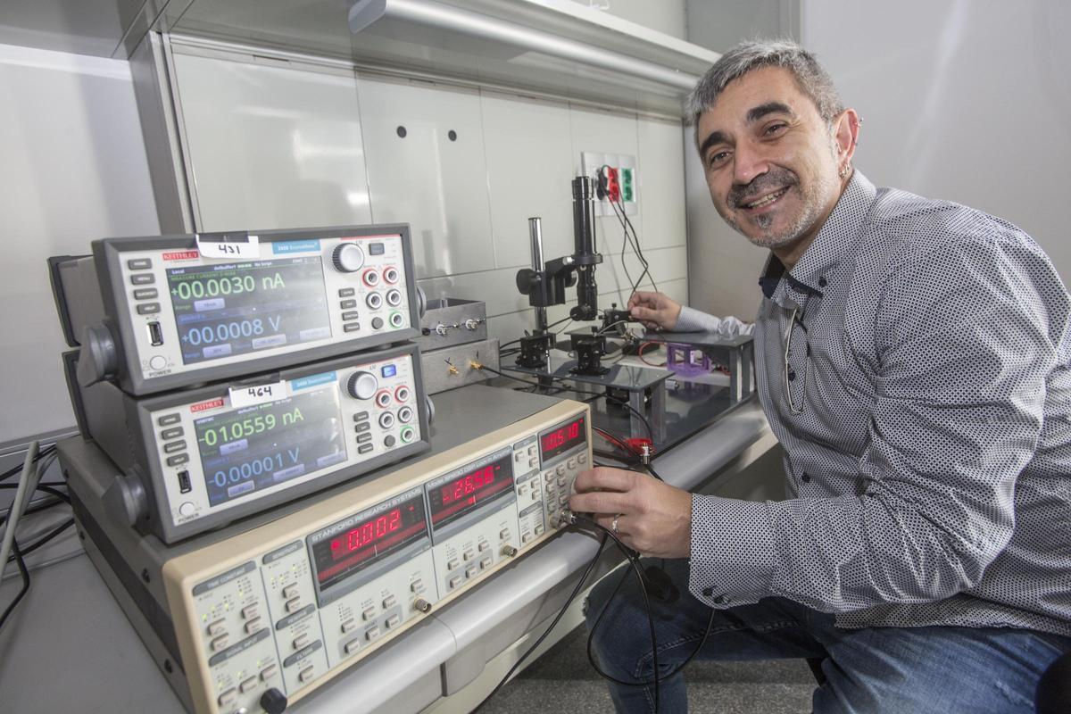 El investigador principal de la UA, Carlos Sabater, experto en nanoelectrónica