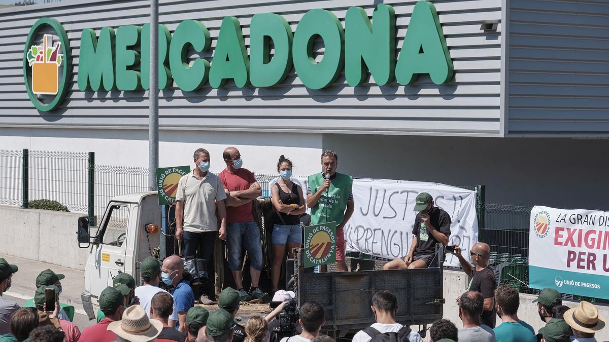 Concentración del sindicato Unió de Pagesos delante de Mercadona para exigir precios justos para los productores de leche Concentración del sindicato Unió de Pagesos delante de Mercadona para exigir precios justos para los productores de leche