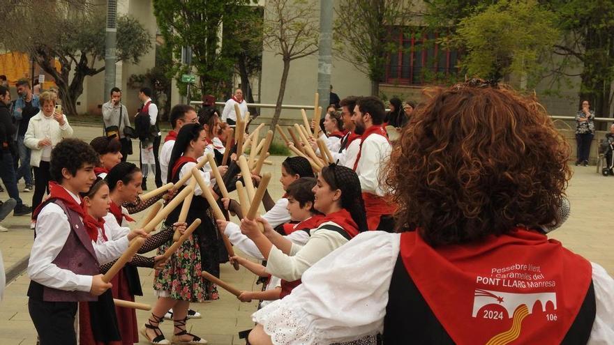 Els caramellaires del Pessebre Vivent del Pont Llarg actuen per Pasqüetes