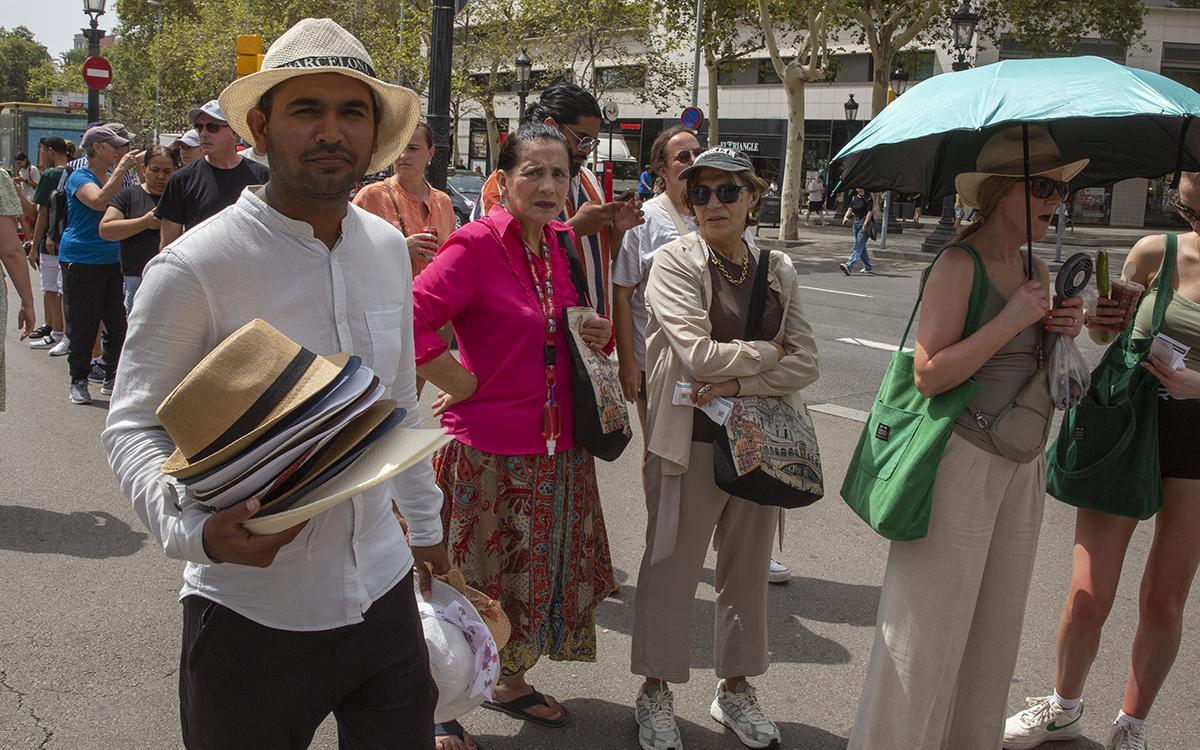 Racheed vende sombreros contra el calor a los turistas