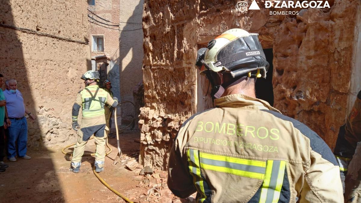 Los bomberos de la Diputación de Zaragoza, trabajando en Moros por el incendio de Ateca.