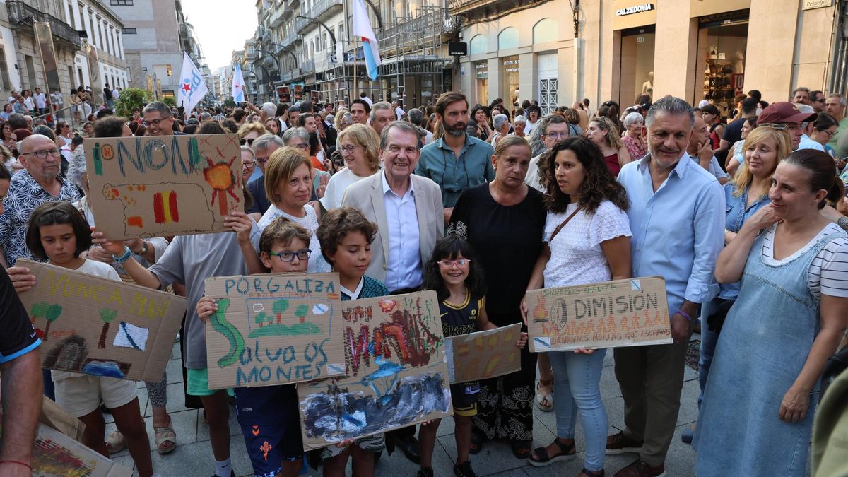 Eñema Espinosa, Abel Caballero, Carmenla Silva, Ángel Rivas y Nuria Rodríguez con varios niños en la manifestación de este jueves en Urzáiz