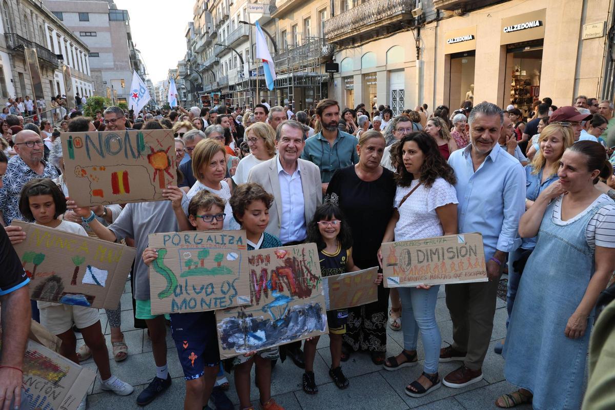 Elena Espinosa, Abel Caballero, Carmenla Silva, Ángel Rivas y Nuria Rodríguez con varios niños en la manifestación de este jueves en Urzáiz