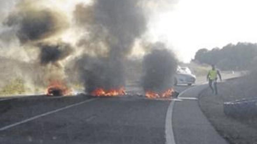 Los CDR cortan con la quema de neumáticos la carretera de Alcampell