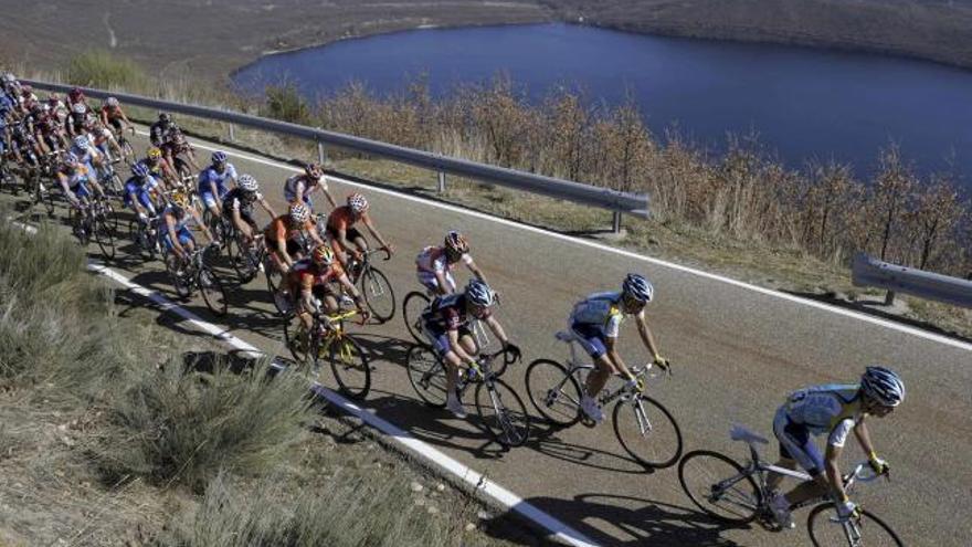 El pelotón internacional volverá a recorrer las empinadas carreteras de la comarca sanabresa con el Lago como testigo.