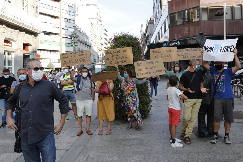 Los manifestantes, frente al museo Marco.