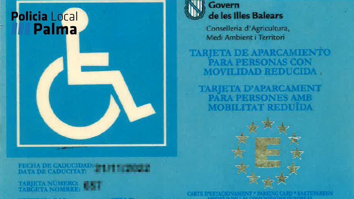 Tarjeta para aparcar en una plaza para personas con movilidad reducido de un hombre ya fallecido intervenida a una conductora.
