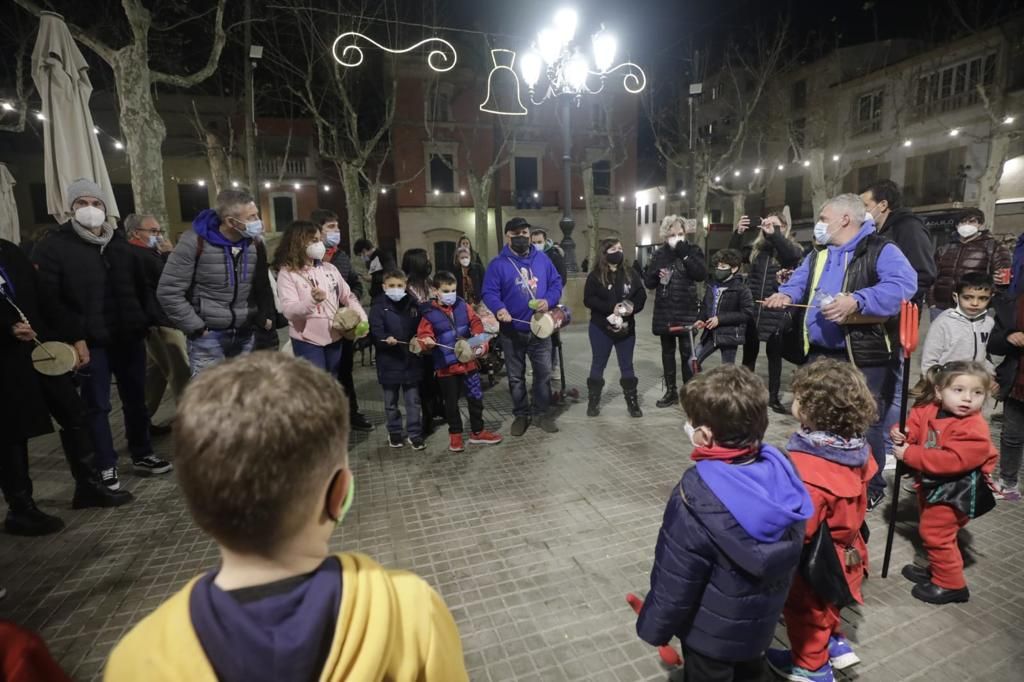 Una multitud de 'poblers' celebra Sant Antoni en la calle, pese a la suspensión de festejos