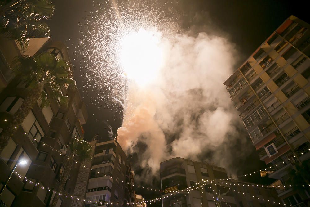 Distintos momentos de la Entrada mora que las tropas de la media luna protagonizaron ayer por las calles de Callosa d´en Sarrià.