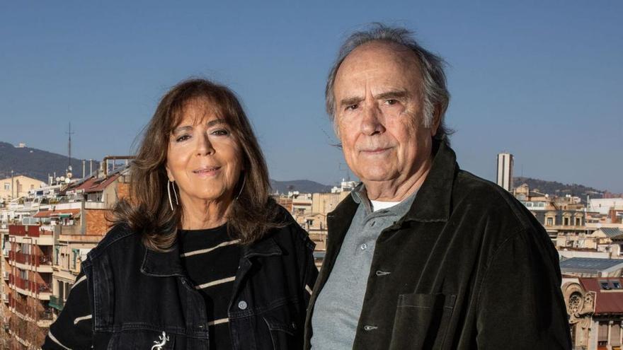 Maria del Mar Bonet y Joan Manuel Serrat posan juntos en Barcelona antes de la distinción de la UB.