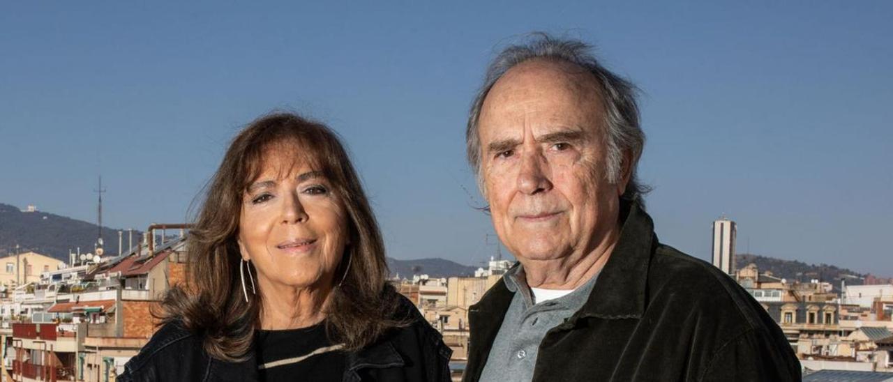 Maria del Mar Bonet y Joan Manuel Serrat posan juntos en Barcelona antes de la distinción de la UB.