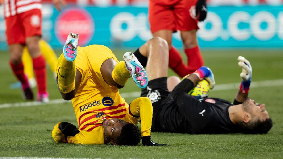 Ansu Fati, junto a Gazzaniga, en el Girona - FC Barcelona