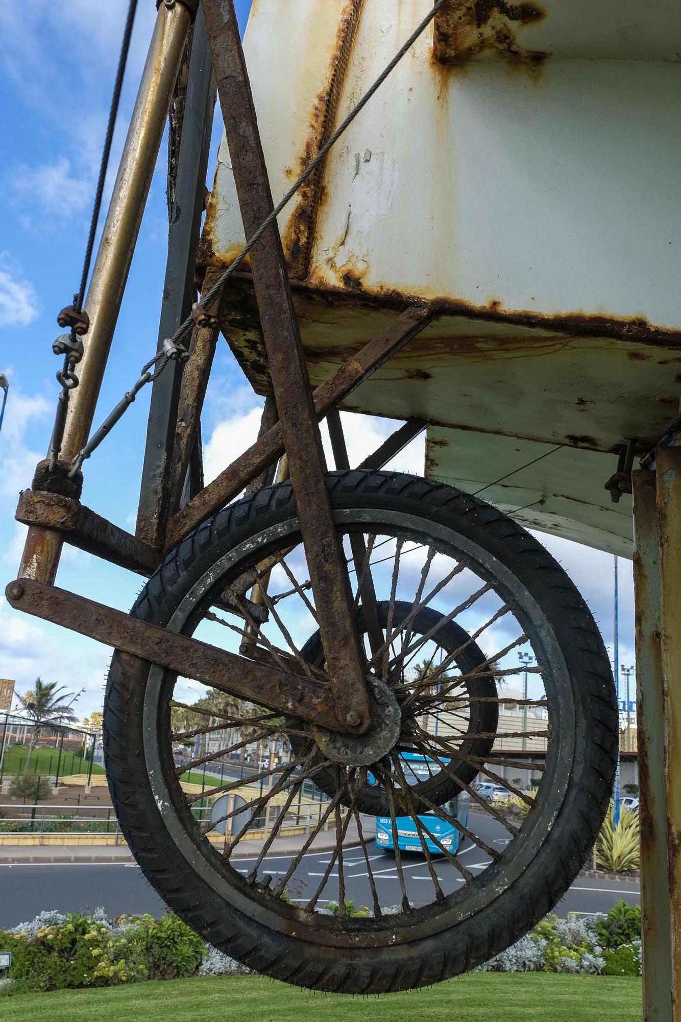 Monumento al aeroplano Blériot XI, el primer en cruzar el Canal de La Mancha