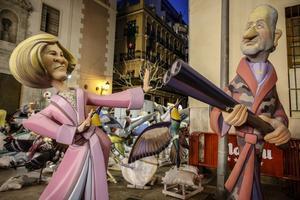 Ninot del rei Joan Carles amb una escopeta i la reina Sofia.