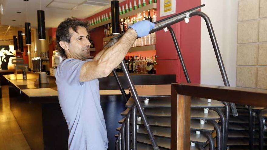 Un dueño de un bar prueba el espacio para mantener las medidas de distanciamiento.