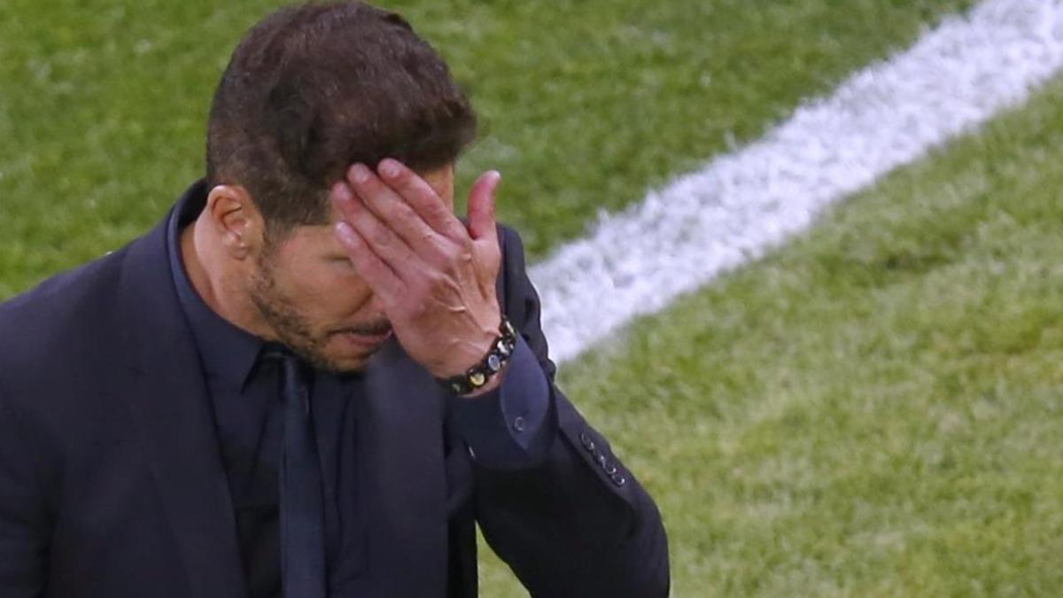 Simeone se tapa la cara tras la derrota de su equipo en la final de Milán frente al Madrid