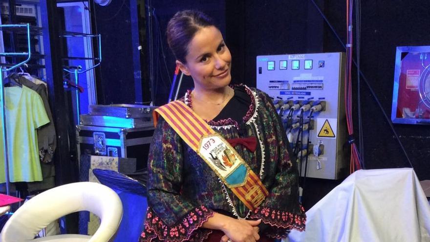 Mónica Hoyos finalmente se ha vestido de fallera.