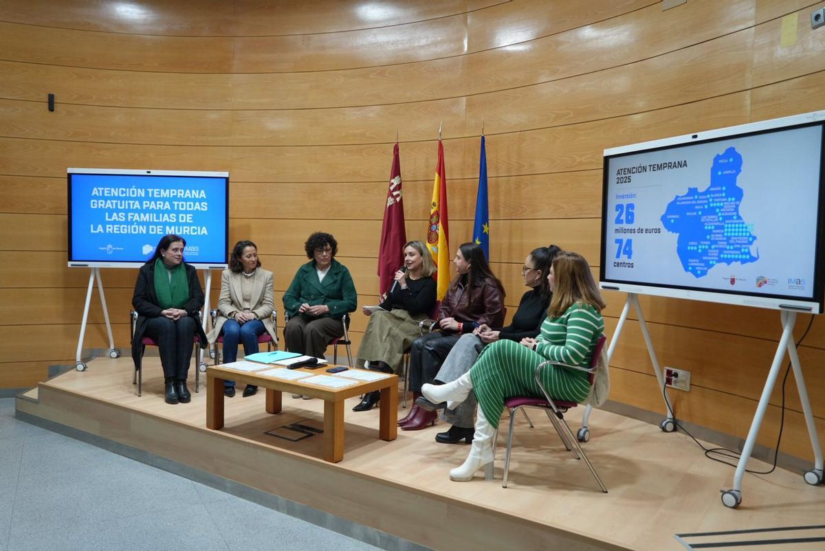 La consejera Conchita Ruiz con representantes de los ayuntamientos en los que se ha aumentado el número de sesiones de Atención Temprana.