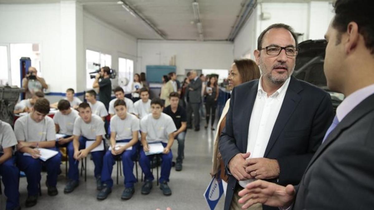 El candidato de Unió, Ramon Espadaler, este lunes durante la visita que ha realizado al centro educativo Monlau.