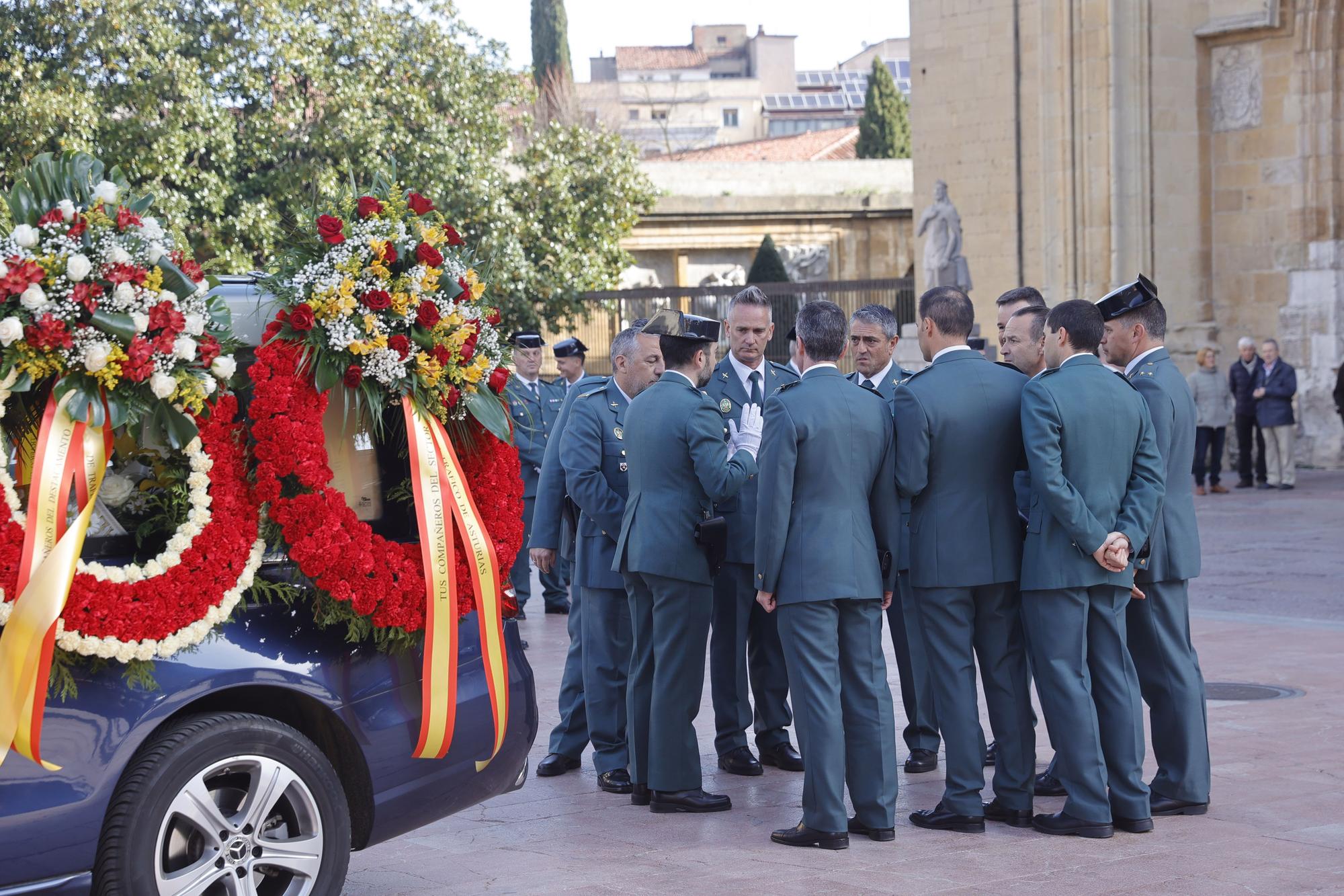 En imágenes: funeral en la catedral de Oviedo del guardia civil que evitó una masacre ciclista en Pravia