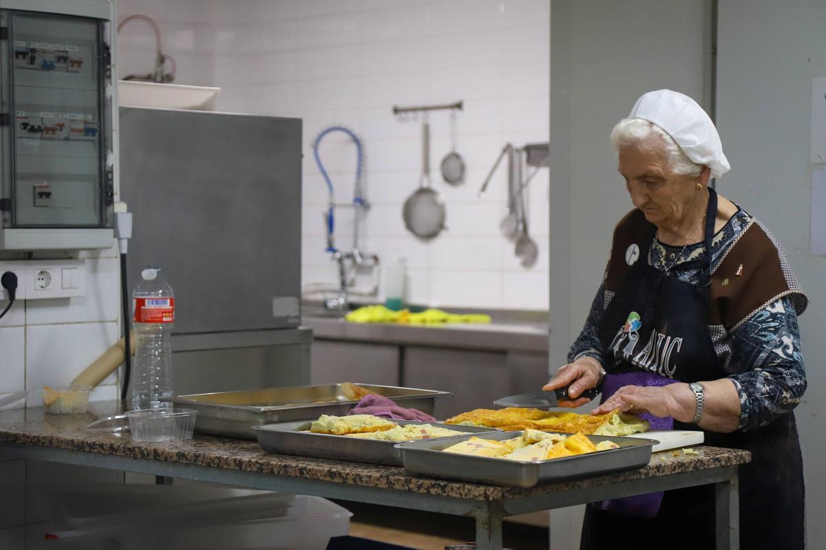 Ana Pozo, voluntaria del comedor, prepara uno de los platos.