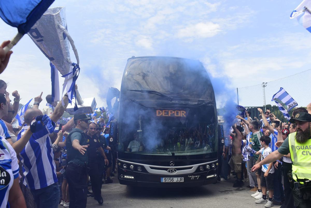 Así fue la salida del Deportivo camino de Valladolid con sus aficionados despidiéndole