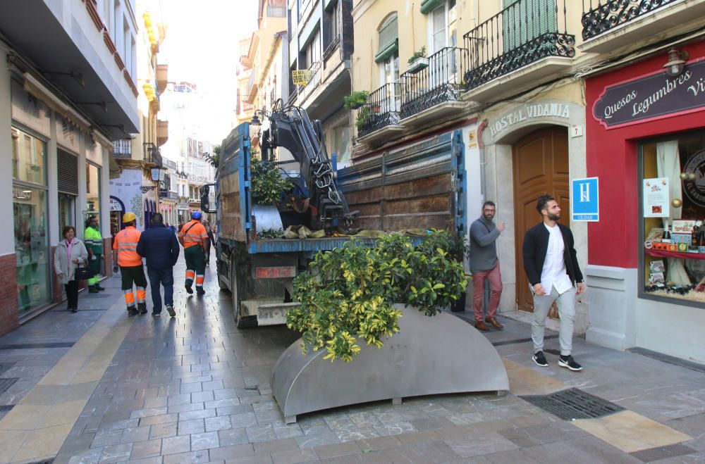 El Ayuntamiento de Málaga adopta medidas de seguridad tras el atentado de un camión en un mercadillo navideño en Berlín el pasado lunes.