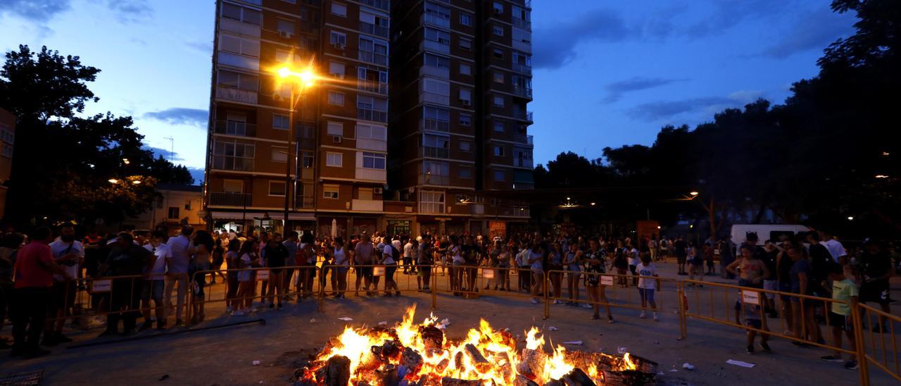 Hoguera de San Juan en la Plaza de la Albada, en el barrio La Jota.