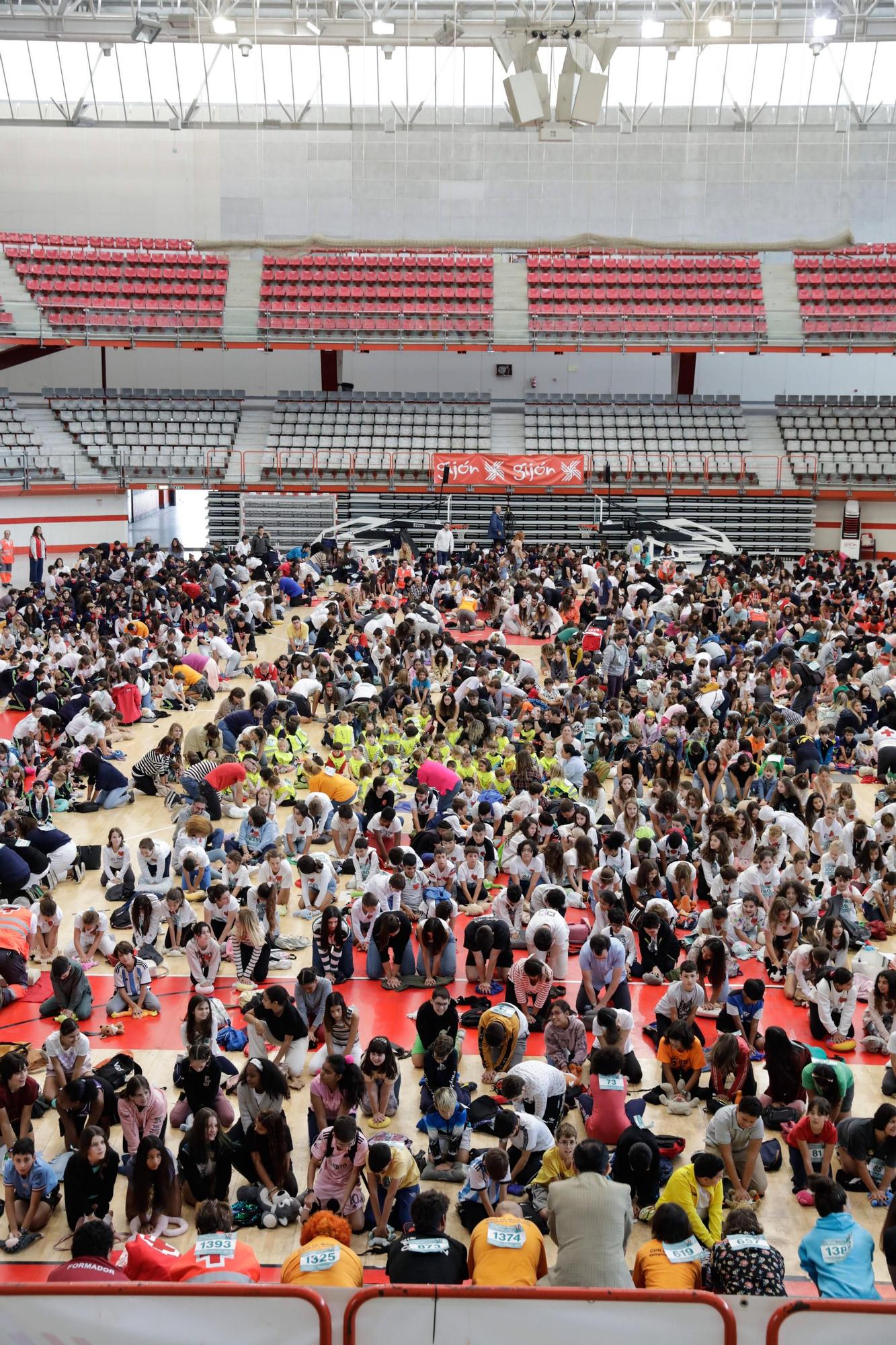 En imágenes: Escolares de Gijón baten el récord de de reanimación simultánea