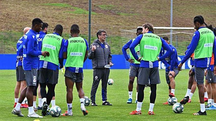 Fernando Vázquez se dirige a la plantilla en Abegondo.