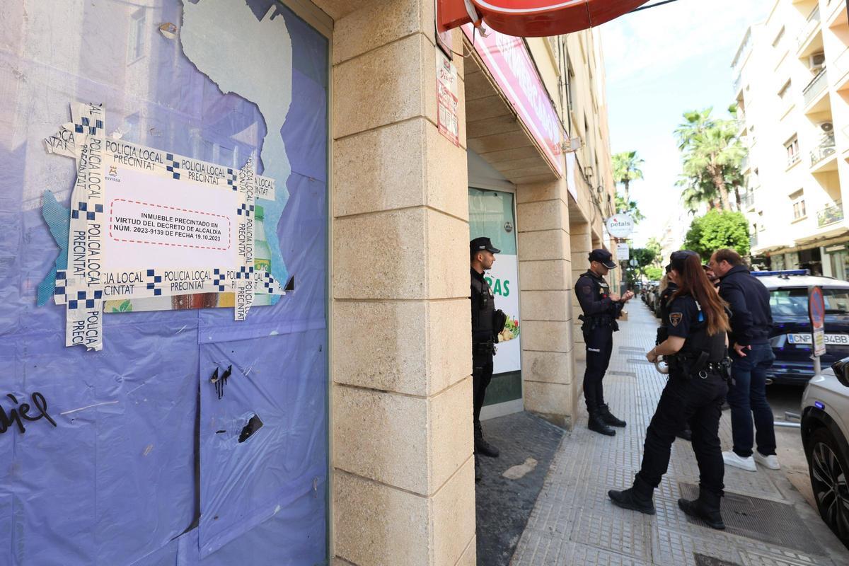 Todas las imágenes del desalojo en el local de Ibiza Todas las imágenes del desalojo en el local de Ibiza