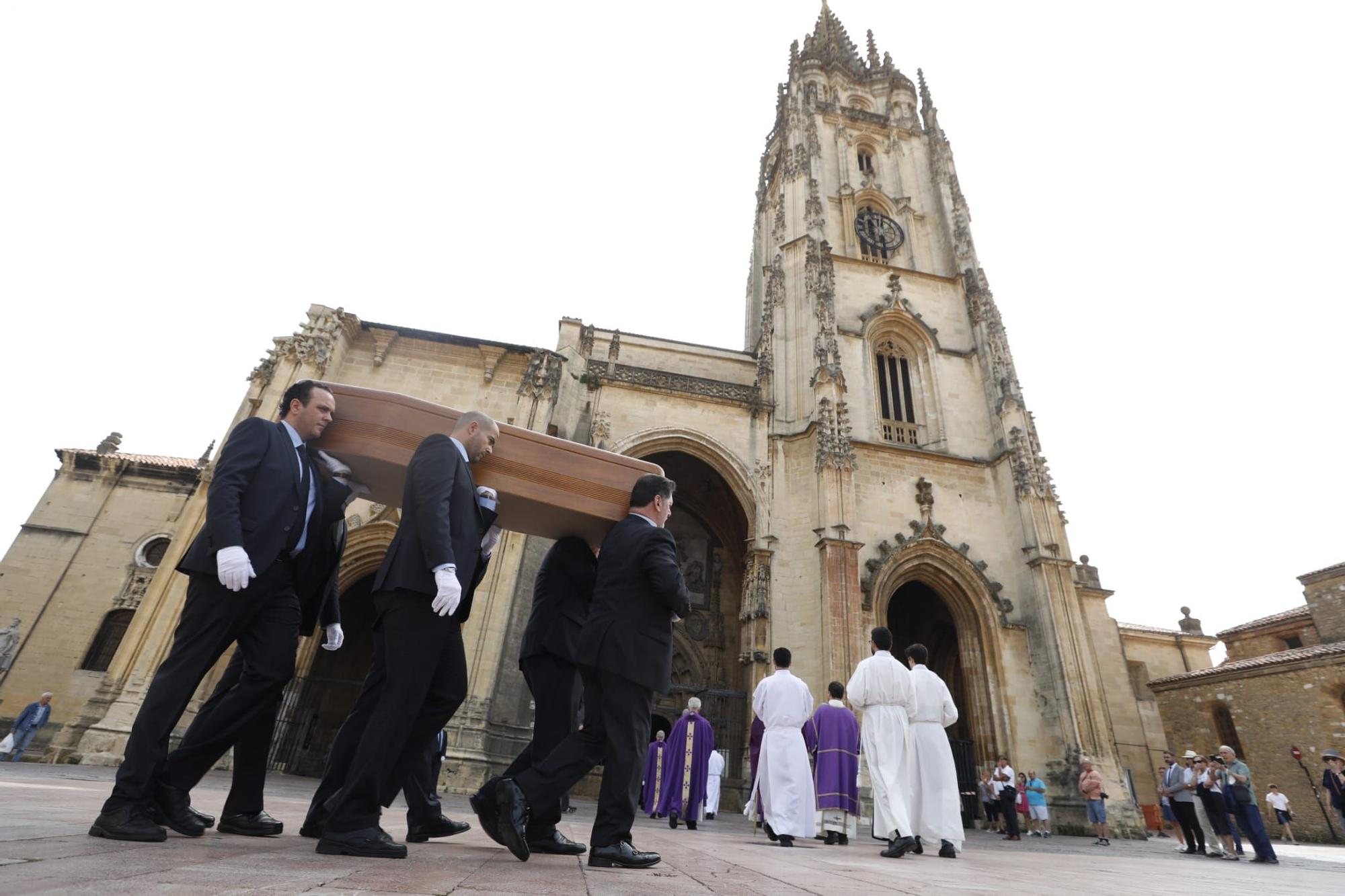 EN IMÁGENES: Asturias despide a Gabino Díaz Merchán en un multitudinario funeral en la Catedral de Oviedo