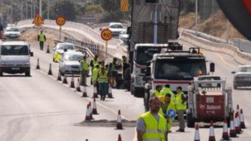 Una imagen tomada ayer en la que se observa cómo avanzan los trabajos en la plataforma de Guardamar del Segura.