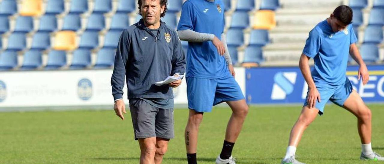 Luisito, durante un entrenamiento celebrado en el estadio de Pasarón. // Rafa Vázquez