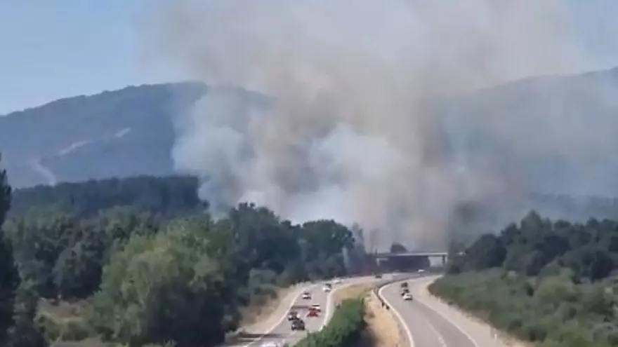 VÍDEO | Incendio en las inmediaciones de la autovía de las Rías Bajas en el término municipal de Terroso