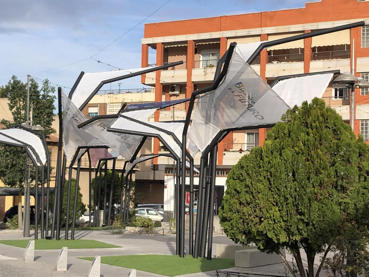 El sombreado artificial de calles y plazas ayuda a atenuar el efecto isla de calor urbano, en este caso en el marco del proyecto Ruta Alquibla de Bigastro, ejecutado por Silvoturismo, y que conecta espacios urbanos con la naturaleza.