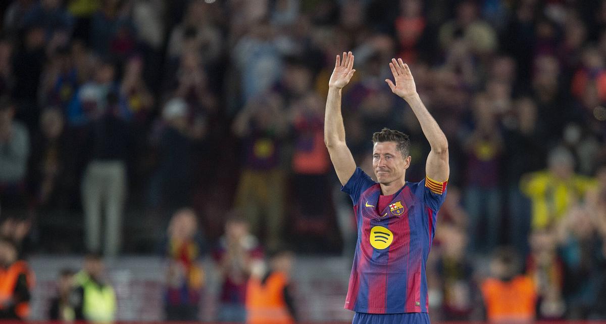 Lewandowski abandona el terreno de juego emocionado al ser sustituído durante el partido de liga entre el FC Barcelona y el Betis en el último partido de la temporada en el Camp Nou