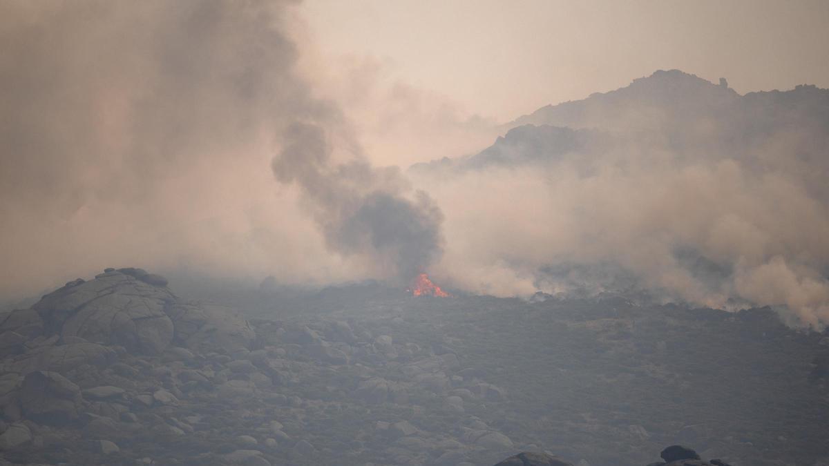 Vista del humo del incendio forestal, a 27 de julio, en Mijares, Ávila,
