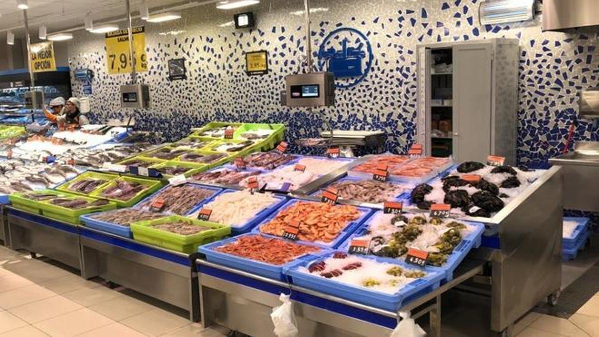 La peixateria d'un supermercat Mercadona amb les diferents caixes de colors.