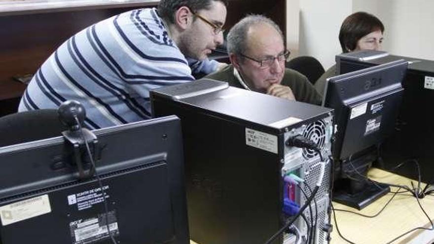 El agente TIC imparte un curso de informática en el aula Cemit.  // C.G: