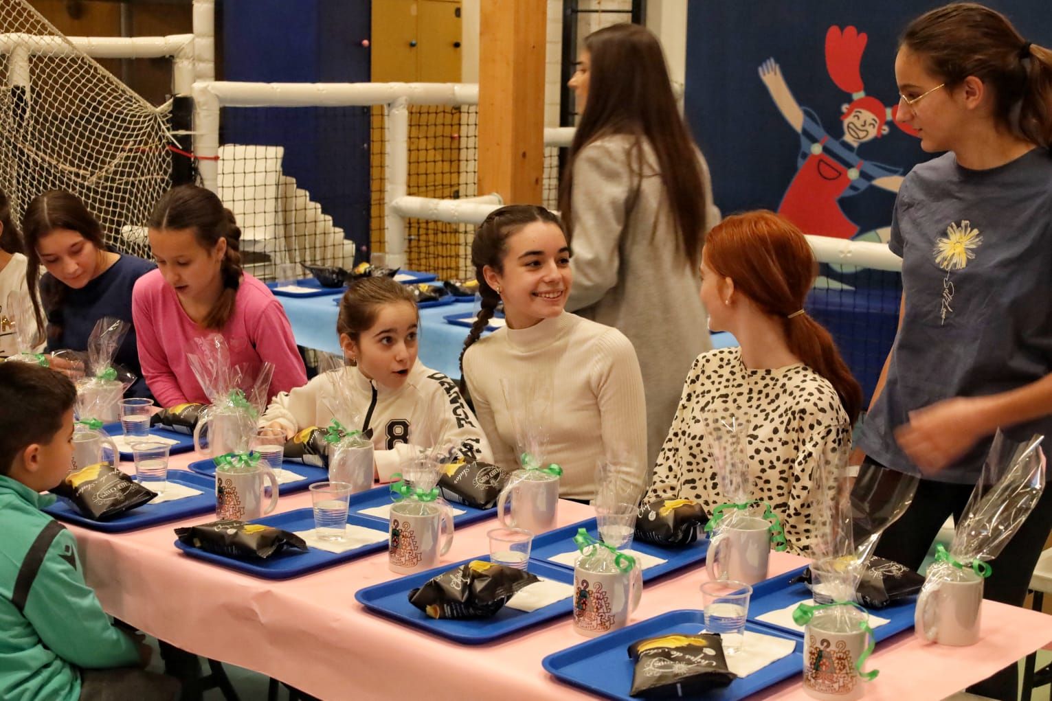 Tradicional merienda de la reina infantil de la Magdalena con su corte