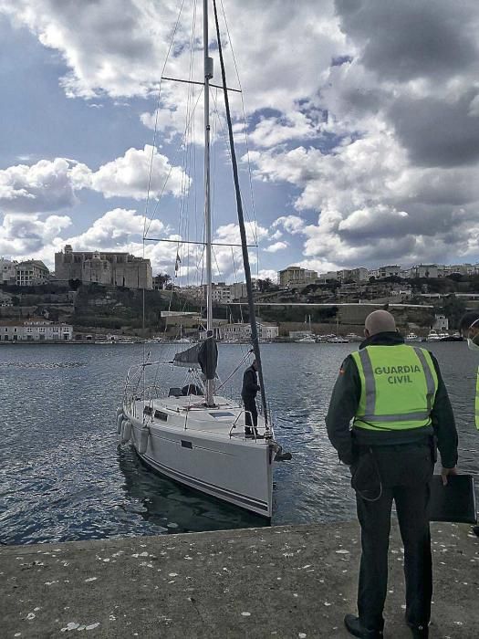 Vigilancia de un velero en Maó.