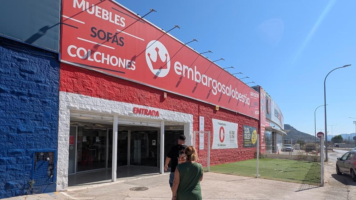Dos clientes se disponen a entrar en la tienda de Embargos a lo Bestia de Xàtiva, en una imagen captada ayer.