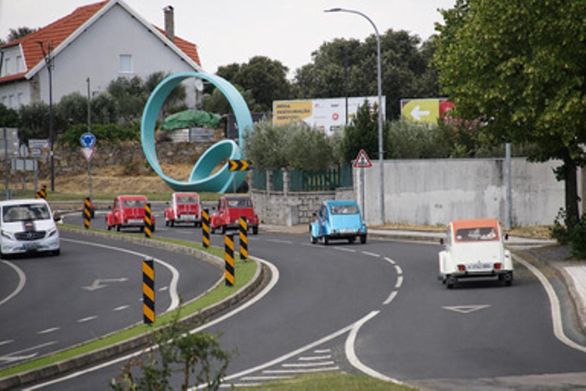 Sesenta Citroën 2CV llenan de color las carreteras de Aliste