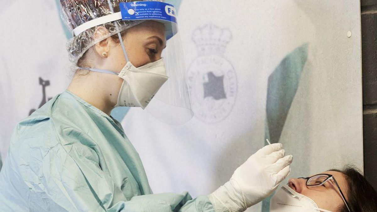 Un sanitaria realizando una prueba PCR.