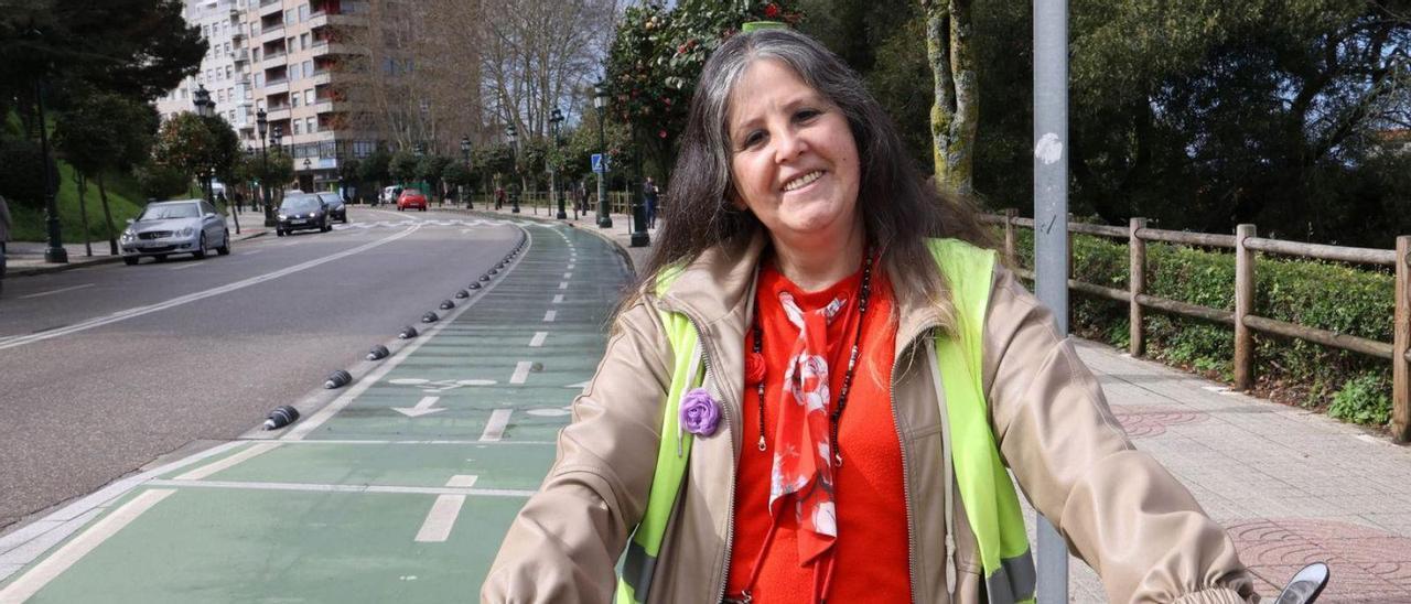 Cristina González, sobre el carril bici a su paso por la avenida das Camelias, frente al Concello